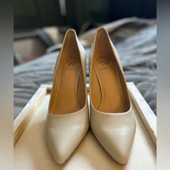 Vince Camuto size 10 leather cream heels. 4 inch heel. - Picture 3 of 5